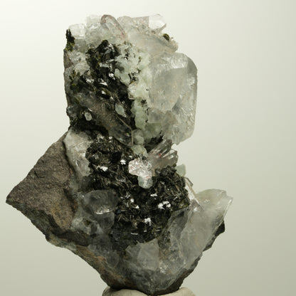 Harlekin Quarz, Calcit, Prehnit, Epidot auf Matrix Stufe Streep Mine, Namibia 73*56*25mm #15105
