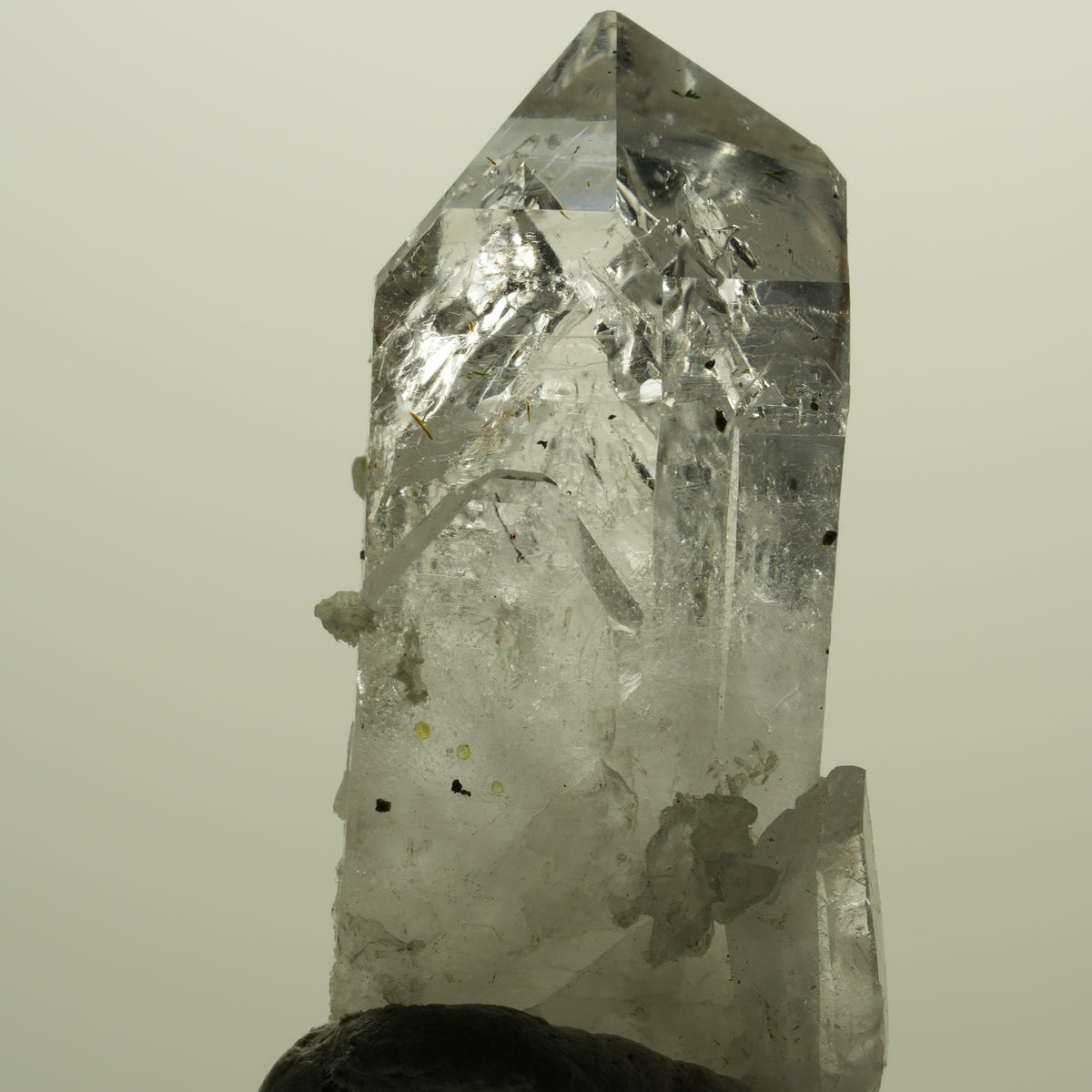 Skelett Phantom Rauchquarz mit Epidot, Hämatit, Prehnit Streep Mine, Namibia 43*25*14mm #15220