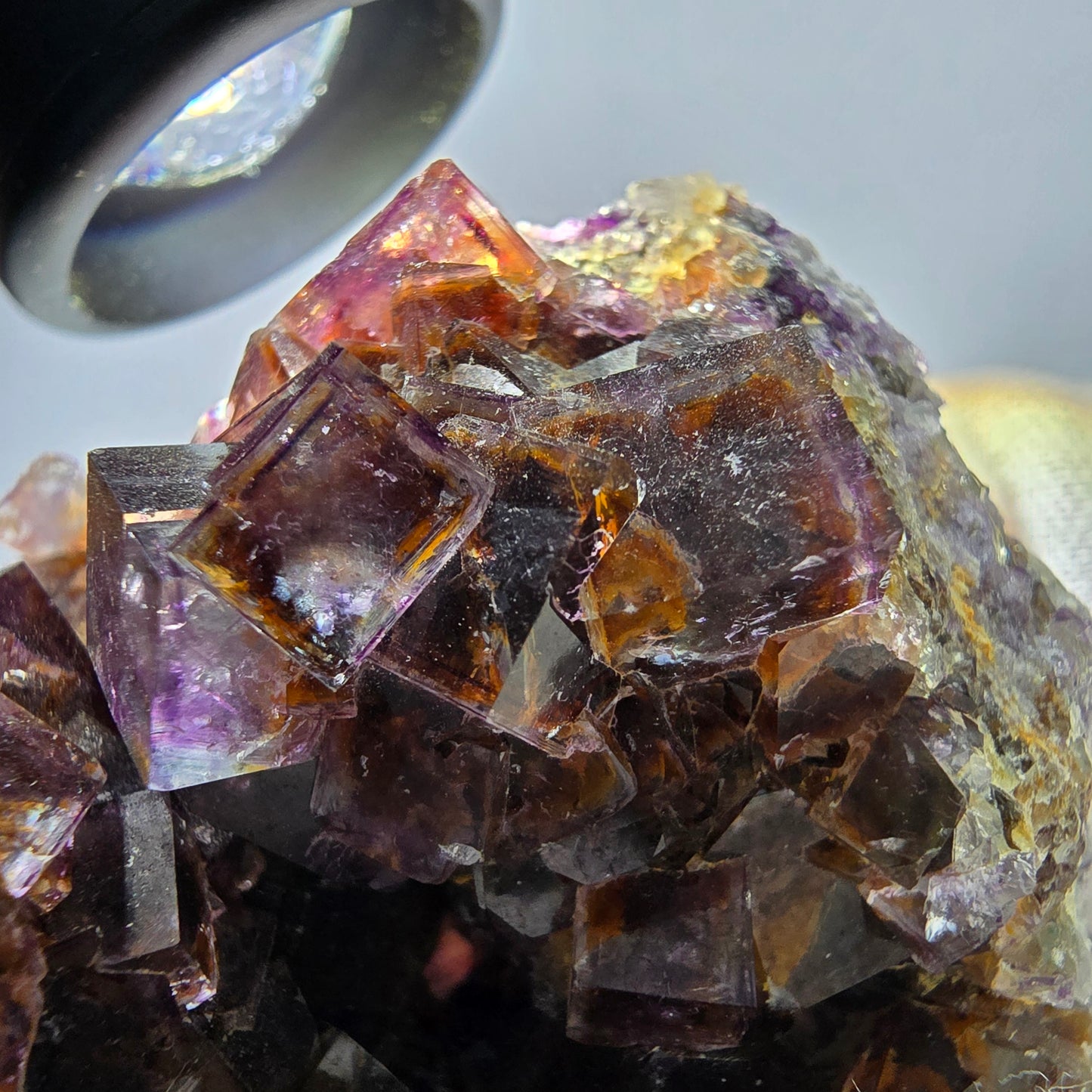 Rare spécimen de cube de fluorite fantôme, violet jaune Okorusu Namibie 63*59*34mm 