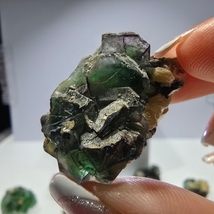 Lot de 16 fluorites fantômes, hyalites, tourmalines Schörl, muscovites, Erongo, Namibie