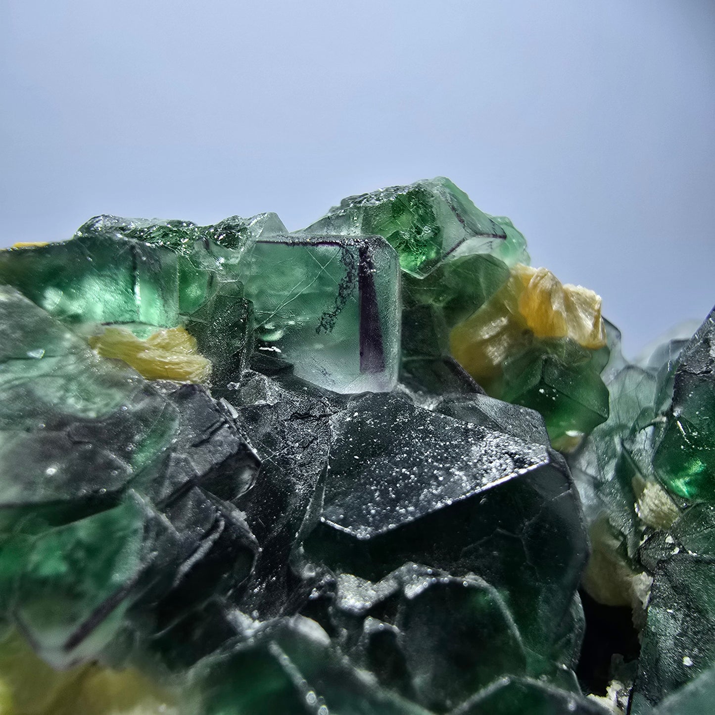 Cube de fluorite fantôme zonal, muscovite, spécimen d'hyalite, Erongo, Namibie, 90 x 72 x 53 mm 