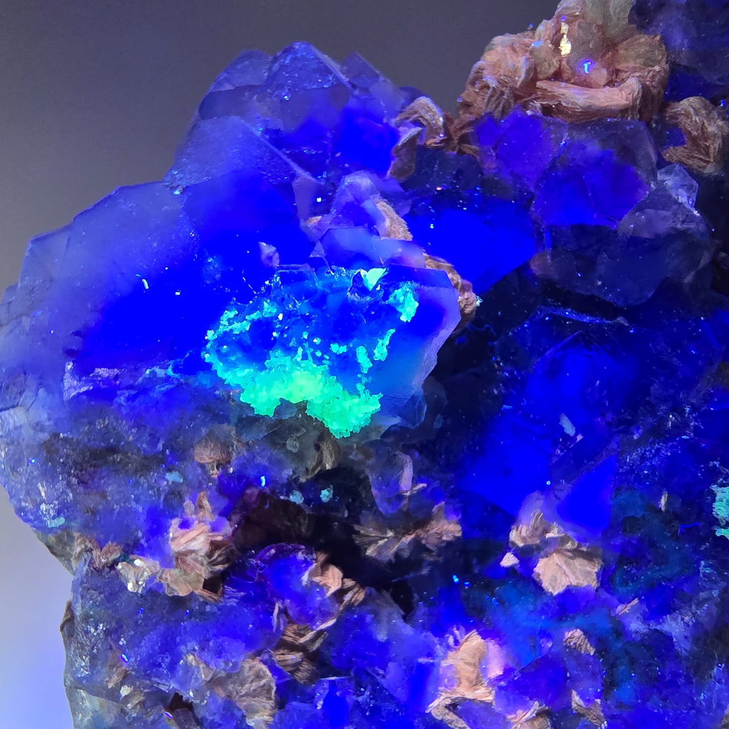 Phantom Fluorit Würfel, Hyalit, Muskovit (UV) Stufe Erongo, Namibia 70*63*36mm