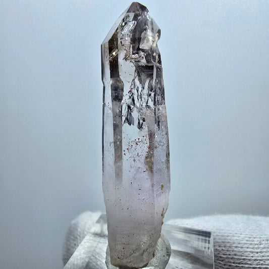 Pointe de sceptre en quartz fumé fantôme transparent, Goboboseb, Namibie, 51 x 12 x 12 mm 