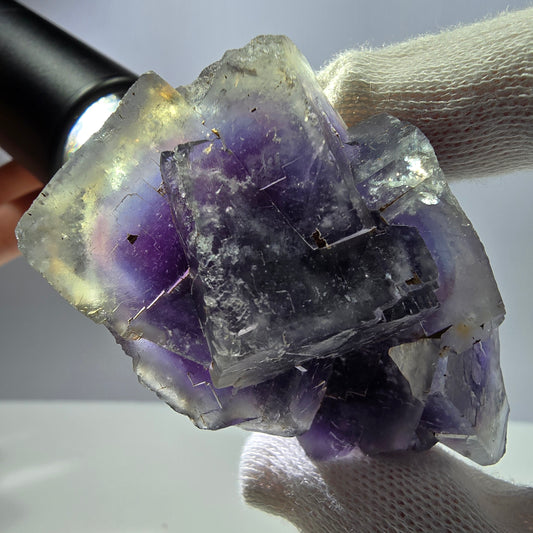 Rare spécimen de cube de fluorite fantôme, bleu-violet Okorusu Namibie 66 x 43 x 32 mm 