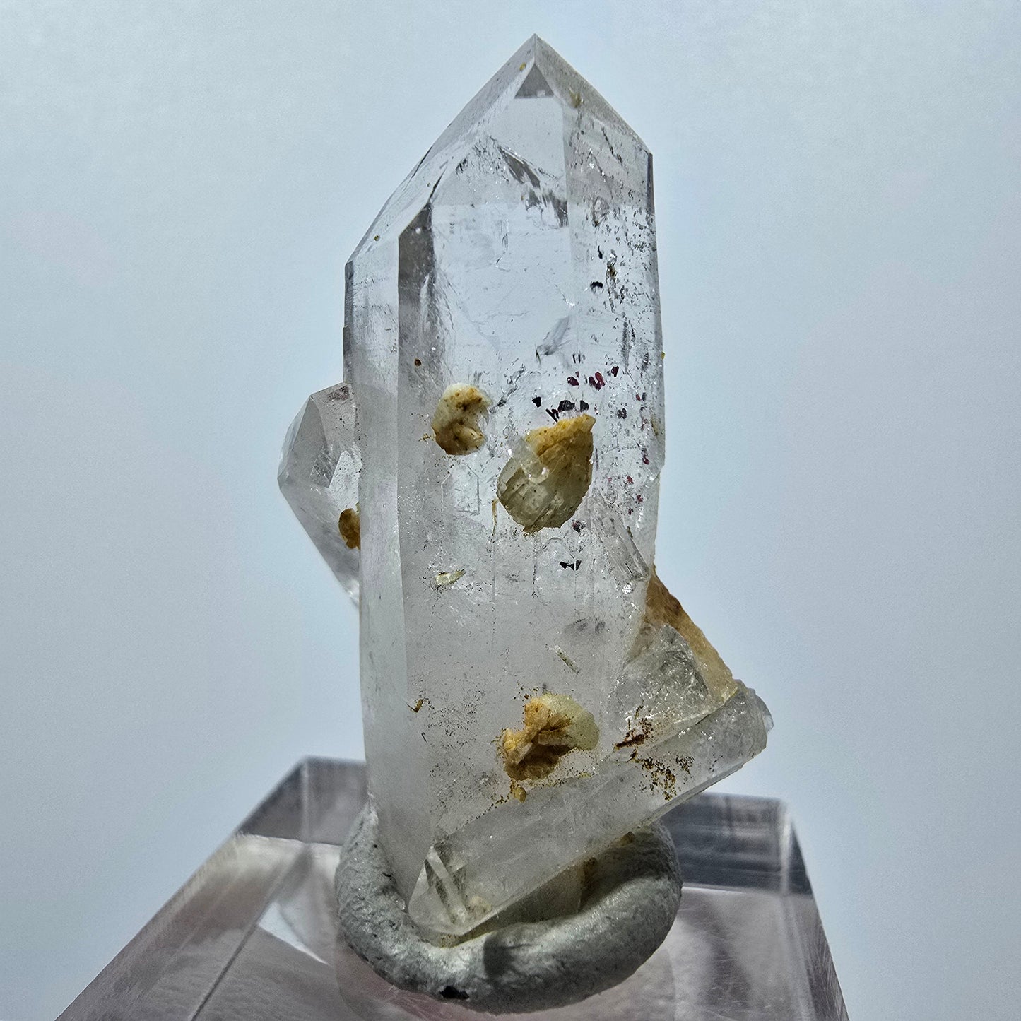 Quartz clair, préhnite, hématite, mine Point Streep, Goboboseb, Namibie, 38 x 22 x 16 mm 