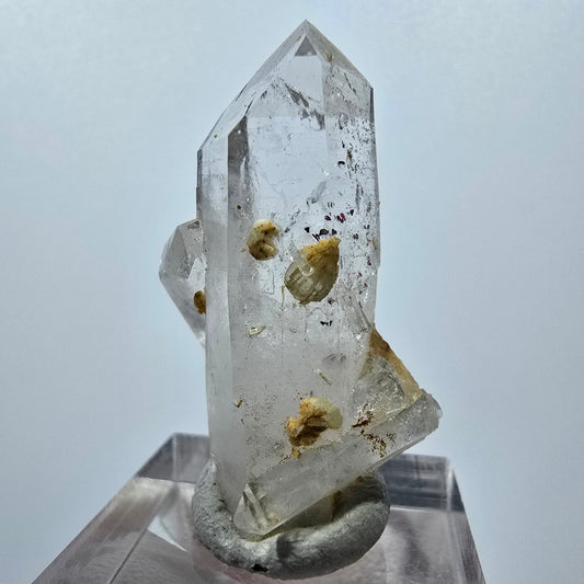 Quartz clair, préhnite, hématite, mine Point Streep, Goboboseb, Namibie, 38 x 22 x 16 mm 