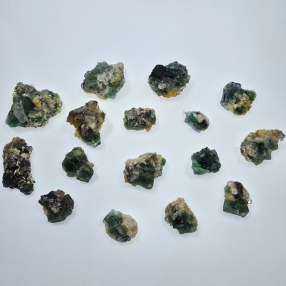 Lot de 16 tourmalines Schörl, fluorite fantôme, hyalite, stade muscovite, Erongo, Namibie 