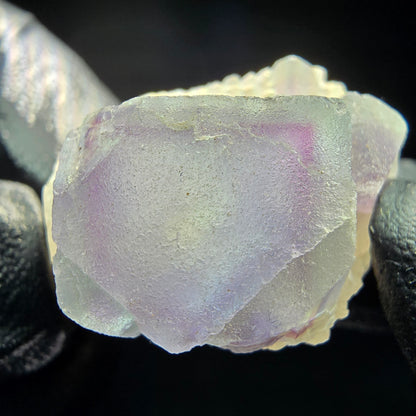 Cube de fluorite fantôme sur scène de quartz violet vert Omehane, Namibie 28*20*17mm