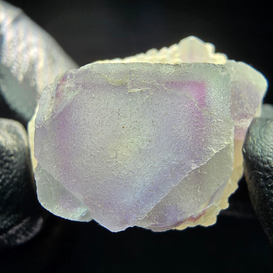 Cube de fluorite fantôme sur scène de quartz violet vert Omehane, Namibie 28*20*17mm