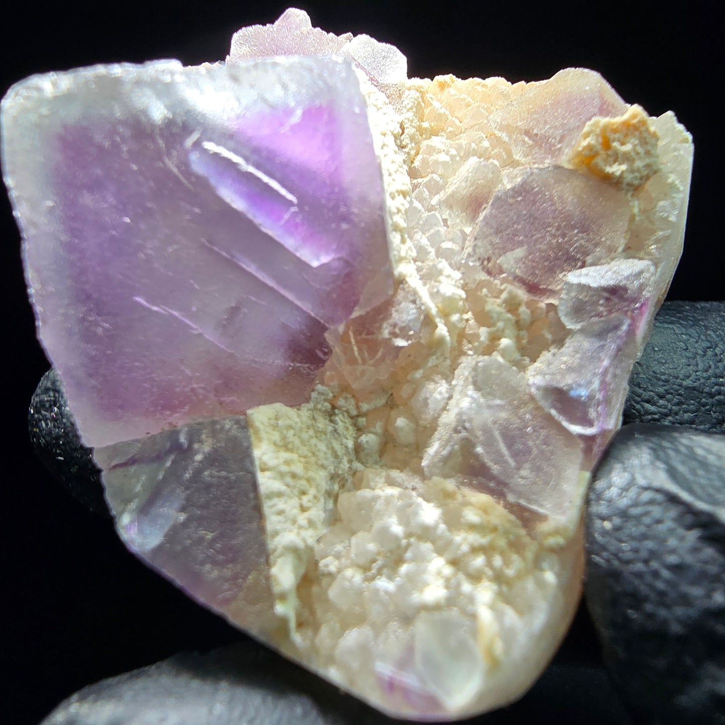 Cube de fluorite fantôme sur scène de quartz violet vert Omehane, Namibie 33*31*23mm