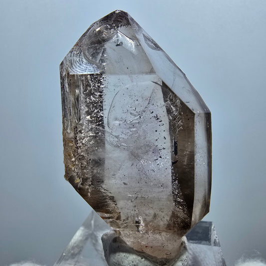 Pointe de sceptre en quartz fumé fantôme transparent, Goboboseb, Namibie, 45 x 26 x 17 mm 