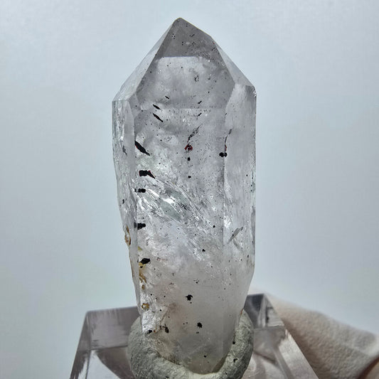 Quartz clair Harlequin Point Streep Mine, Goboboseb, Namibie 43 x 17 x 15 mm 