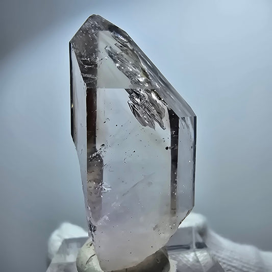 Pointe de sceptre en quartz fumé fantôme transparent, Goboboseb, Namibie, 43 x 20 x 13 mm 