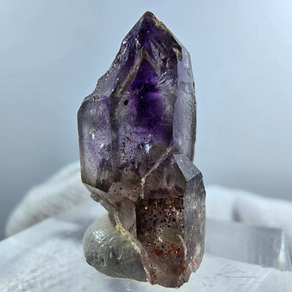 Pointe de sceptre en améthyste fantôme rare de Goboboseb, Namibie, 22 x 12 x 10 mm 