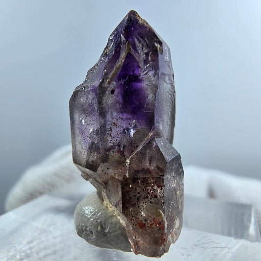 Pointe de sceptre en améthyste fantôme rare de Goboboseb, Namibie, 22 x 12 x 10 mm 