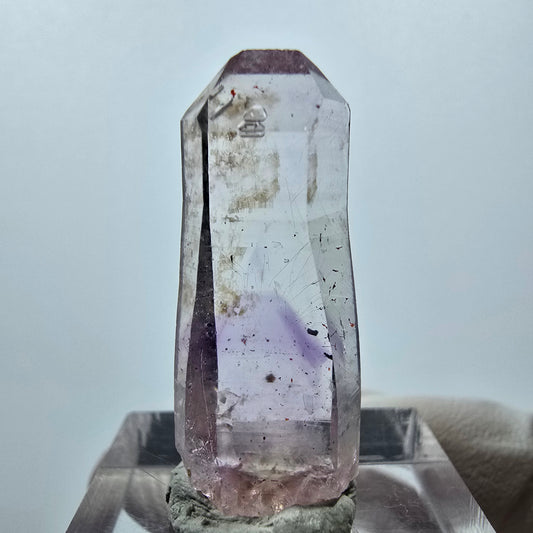 Pointe de sceptre en améthyste fantôme de Goboboseb, Namibie, 31 x 12 x 6 mm 