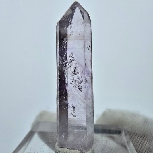 Pointe de cristal d'améthyste fantôme transparente Goboboseb, Namibie 33*8*6mm Collection 