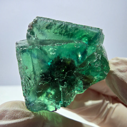 Spécimen de cube de fluorite fantôme transparente, vert parqueté, Okorusu, Namibie, 43 x 33 x 25 mm 