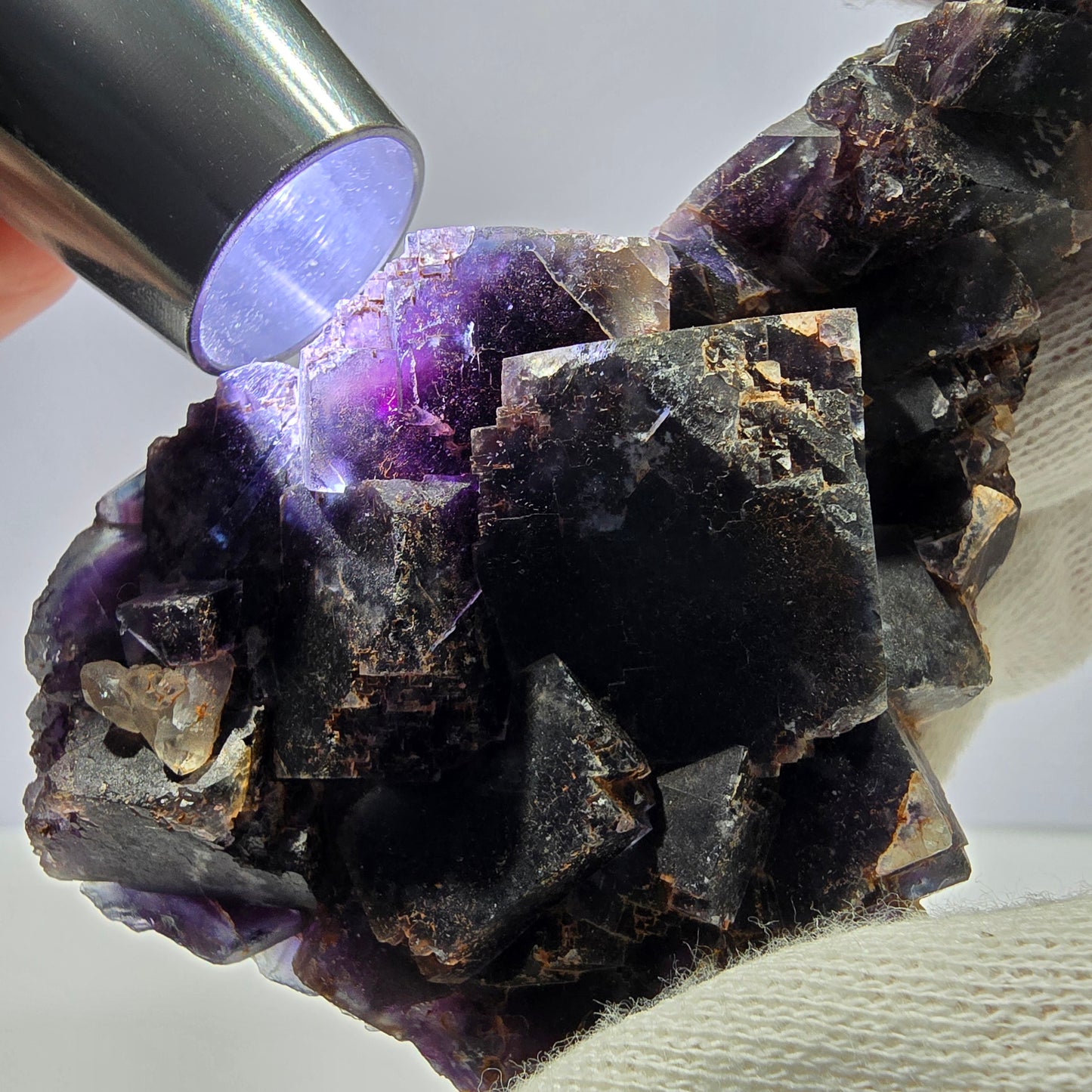 Spécimen de cube de fluorite fantôme, violet, rouge et bleu, Okorusu, Namibie, 91 x 58 x 22 mm 