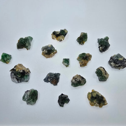 Lot de 16 marches en fluorite fantôme, hyalite, tourmaline Schörl, muscovite, Erongo, Namibie 