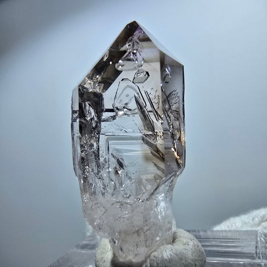 Pointe de sceptre en améthyste fantôme transparente, Goboboseb, Namibie, 31 x 13 x 11 mm 
