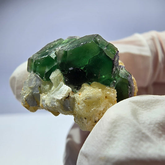 Cube hexagonal de fluorite fantôme, spécimen de muscovite, Erongo, Namibie, 24 x 20 x 19 mm 