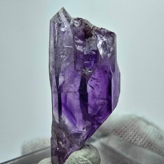 Cristal de sceptre d'améthyste fantôme Goboboseb, Namibie 27*11*8mm Collection de minéraux 