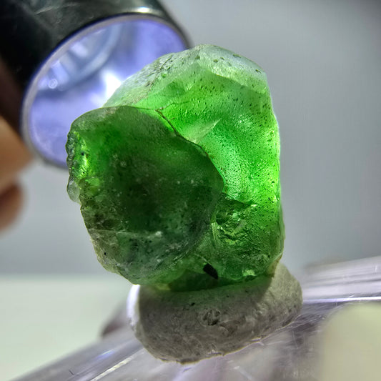 Cube hexagonal de fluorite fantôme, muscovite, tourmaline Schörl, Erongo, Namibie, 14 x 14 x 14 mm 