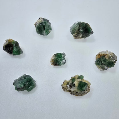 Lot de 7 fluorites fantômes, tourmalines scholl, muscovites, Erongo, Namibie, 24-14 mm 