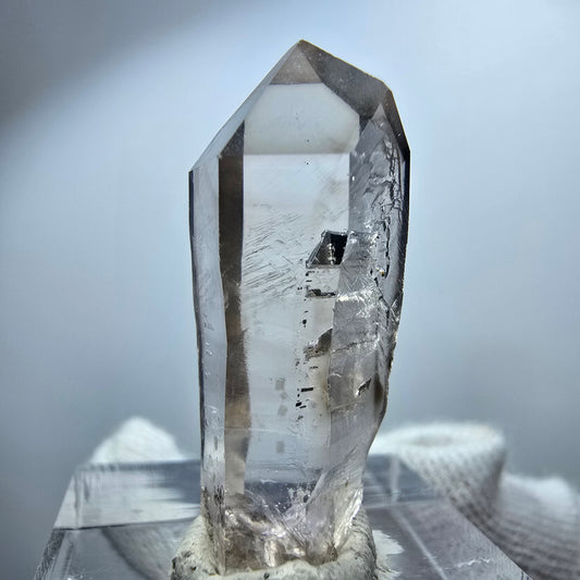 Pointe de sceptre en quartz fumé fantôme transparent, Goboboseb, Namibie, 33 x 11 x 13 mm 