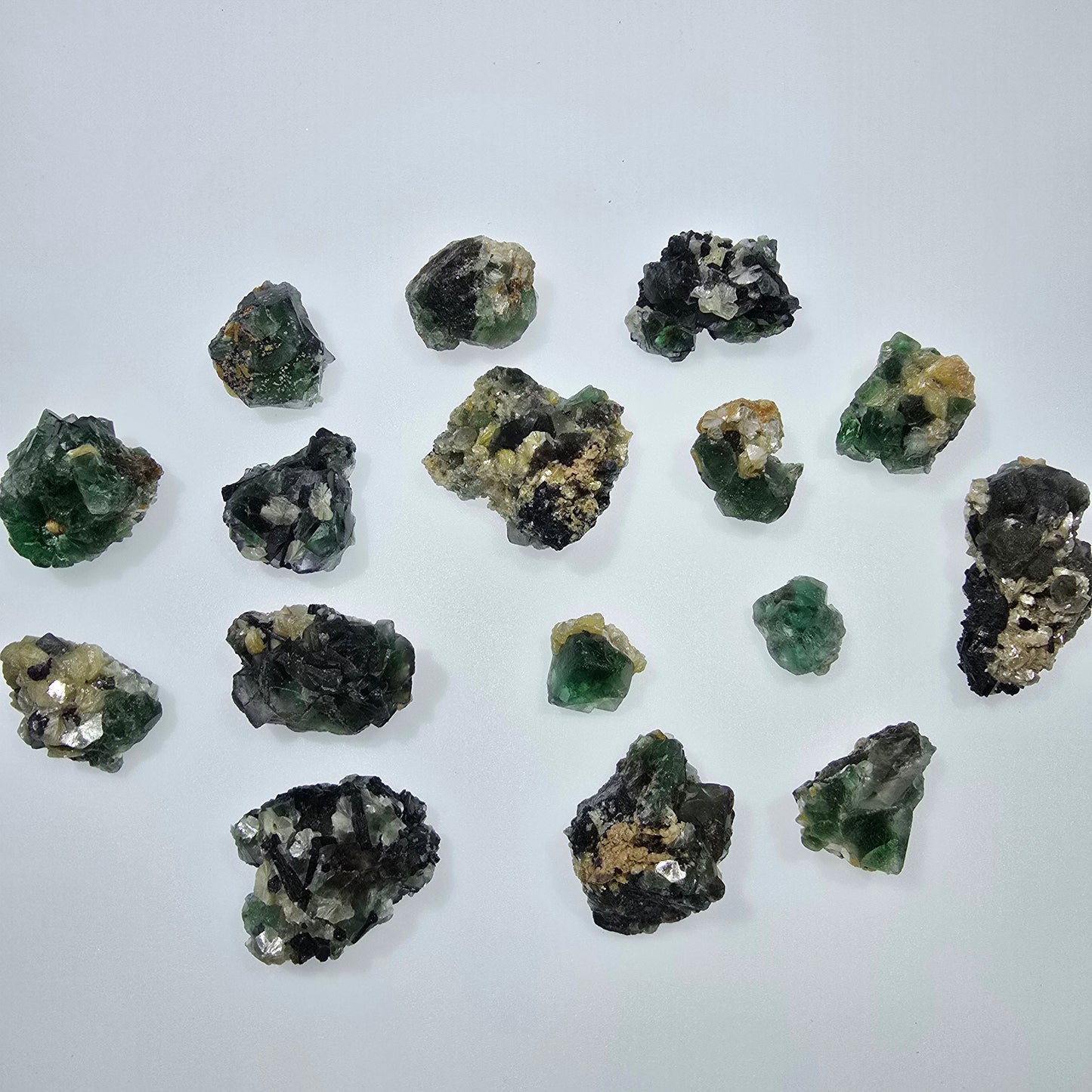 Lot de 16 fluorites fantômes, hyalites, tourmalines Schörl, muscovites, Erongo, Namibie