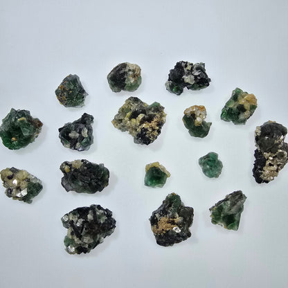 Lot de 16 fluorites fantômes, hyalites, tourmalines Schörl, muscovites, Erongo, Namibie
