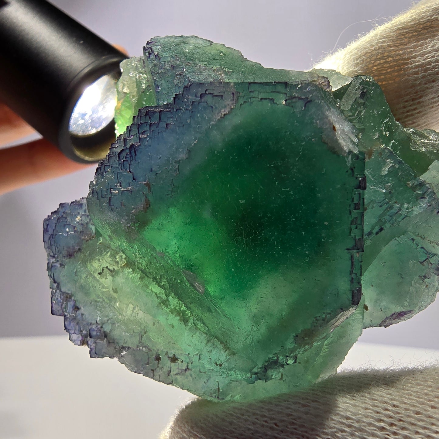 Grand spécimen de cube de fluorite fantôme, parqueté zonal Okorusu Namibie 69*58*33mm 