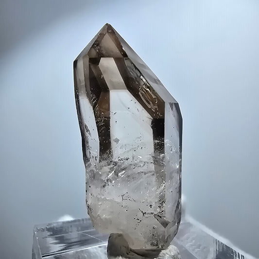 Pointe de sceptre en quartz fumé fantôme transparent, Goboboseb, Namibie, 35 x 13 x 13 mm 