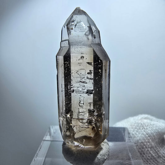 Pointe de sceptre en quartz fumé fantôme transparent, Goboboseb, Namibie, 39 x 12 x 10 mm 