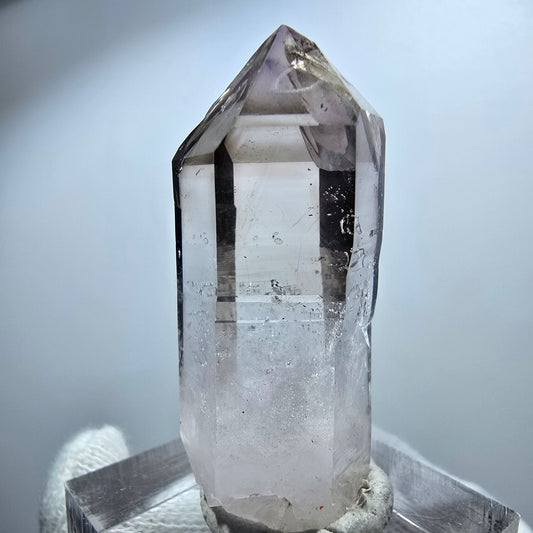 Pointe de sceptre en améthyste fantôme transparente, Goboboseb, Namibie, 41 x 17 x 15 mm 