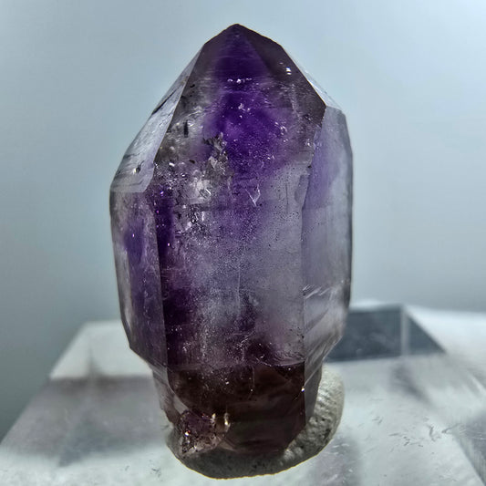 Pointe de sceptre en améthyste fantôme rare à Goboboseb, Namibie, 22 x 15 x 11 mm 