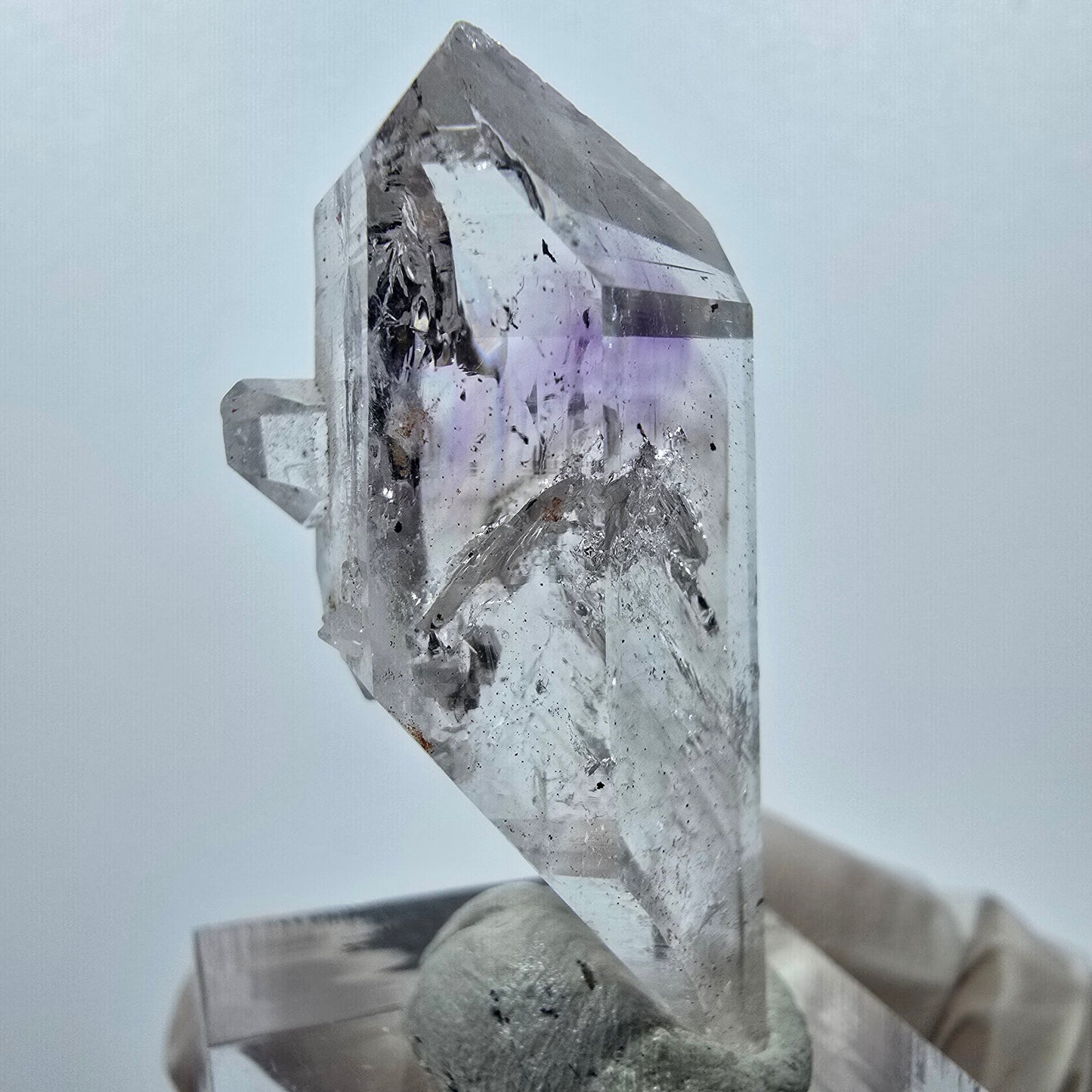 Améthyste fantôme Harlequin avec hématite, mine Streep, Goboboseb, Namibie, 42 x 18 x 16 mm 