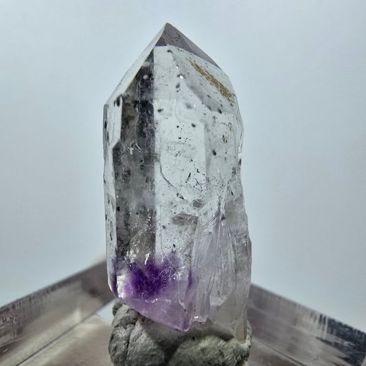 Améthyste fantôme avec hématite, mine Streep, Goboboseb, Namibie, 27 x 13 x 10 mm 