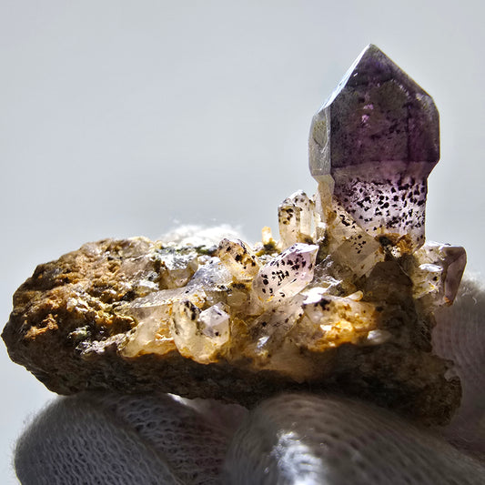 Rare sceptre d'améthyste fantôme sur scène matricielle Brandberg, Namibie 45 x 33 x 19 mm 