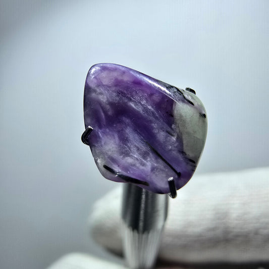 Seltener Charoit Kristall lila, poliert Russland 12*10*4mm