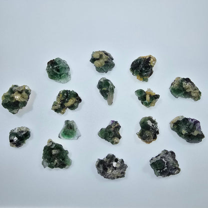 Lot de 16 fluorites fantômes, hyalites, tourmalines Schörl, muscovites, marches d'Erongo, Namibie 