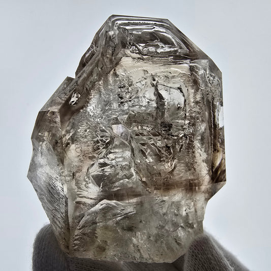 Sceptre de poche en quartz fumé fantôme squelette Saint-Valentin Goboboseb Namibie 68 x 63 x 38 mm 