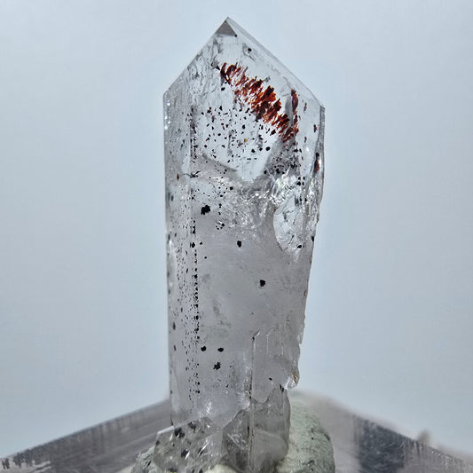 Quartz clair Harlequin Point Streep Mine, Goboboseb, Namibie 32 x 10 x 10 mm 