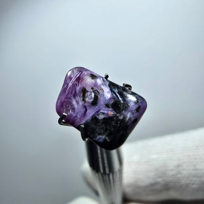 Seltener Charoit Kristall lila, poliert Russland 10*8*2mm