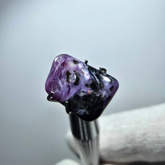Seltener Charoit Kristall lila, poliert Russland 10*8*2mm