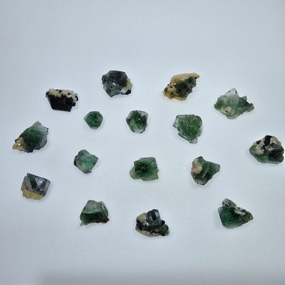 Lot de 16 fluorites fantômes, hyalites, tourmalines Schörl, muscovites, Erongo, Namibie 