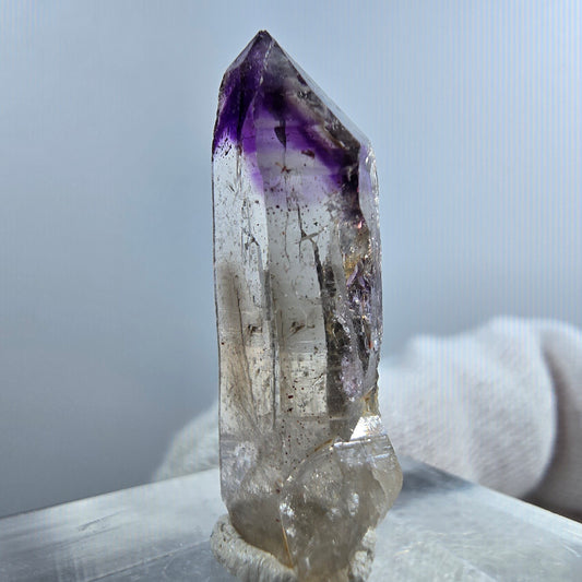 Pointe de sceptre en améthyste fantôme rare à Goboboseb, Namibie, 26 x 9 x 7 mm 