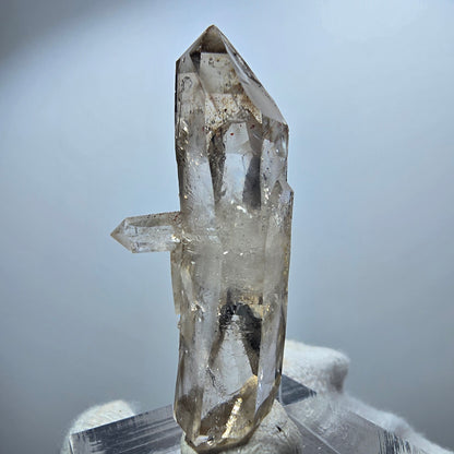 Sceptre en quartz fumé fantôme transparent, amas de Goboboseb, Namibie, 43 x 23 x 16 mm 