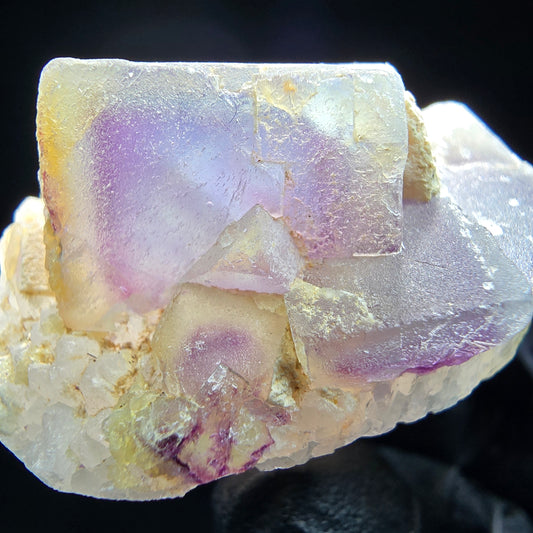 Cube de fluorite fantôme sur scène de quartz violet vert Omehane, Namibie 47*32*21mm